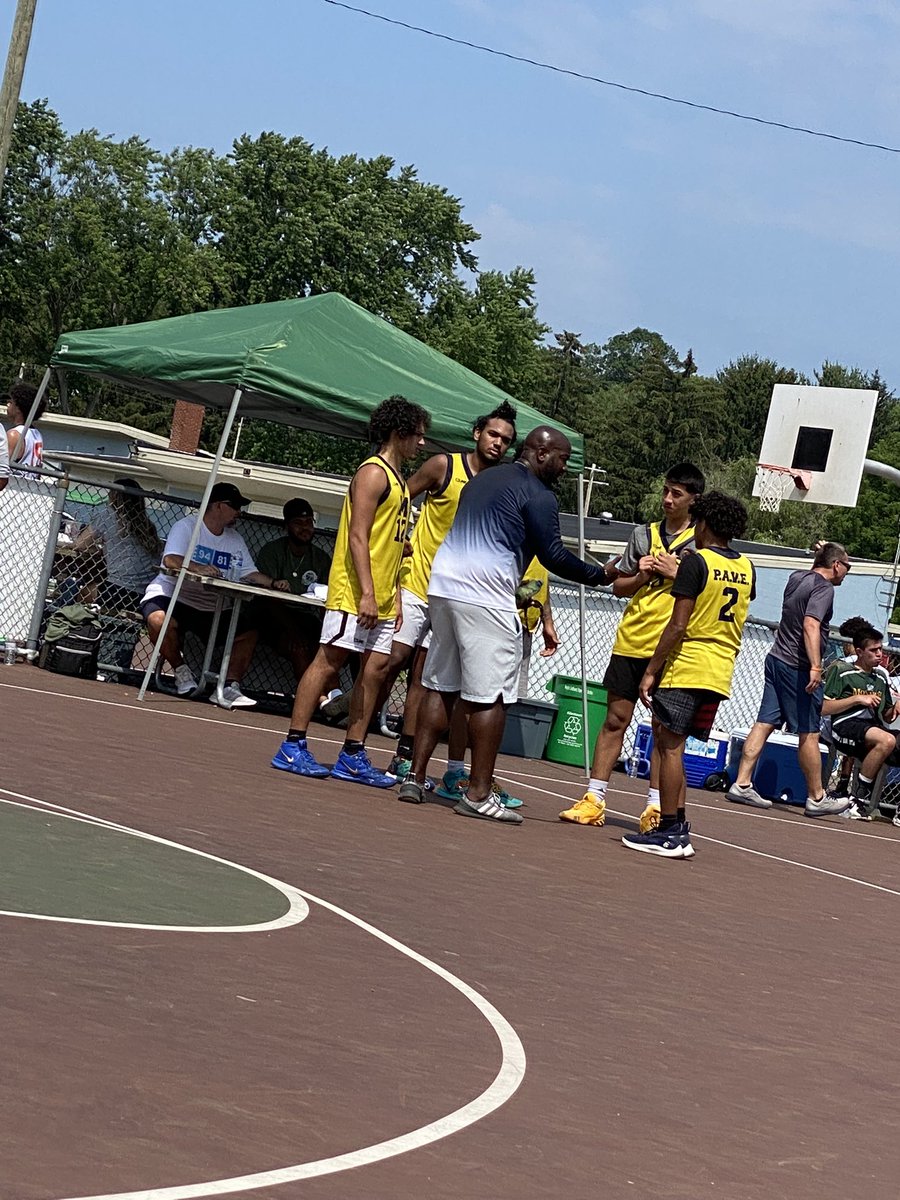 TaraFlowers22's tweet photo. ☀️Beautiful day for some bball! On your the chip! 🔵🟡🏀 #notcoaching 🤣 @CoachMFlowers #cedarbeach @PAVEBasketball https://t.co/yuvlYoFKDm
