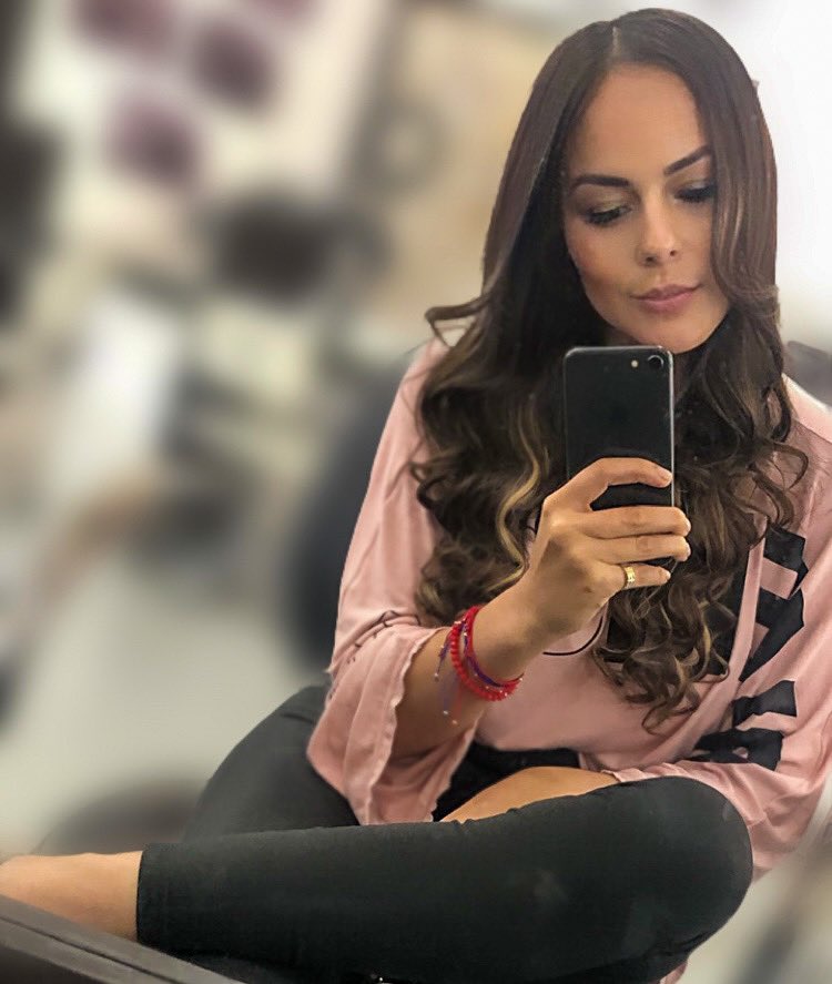 Lo peor que puede pasarte es que, sonriendo frente al espejo, te tengas que volver a peinar.

¡deja que la vida te despeine! 

(Quino)