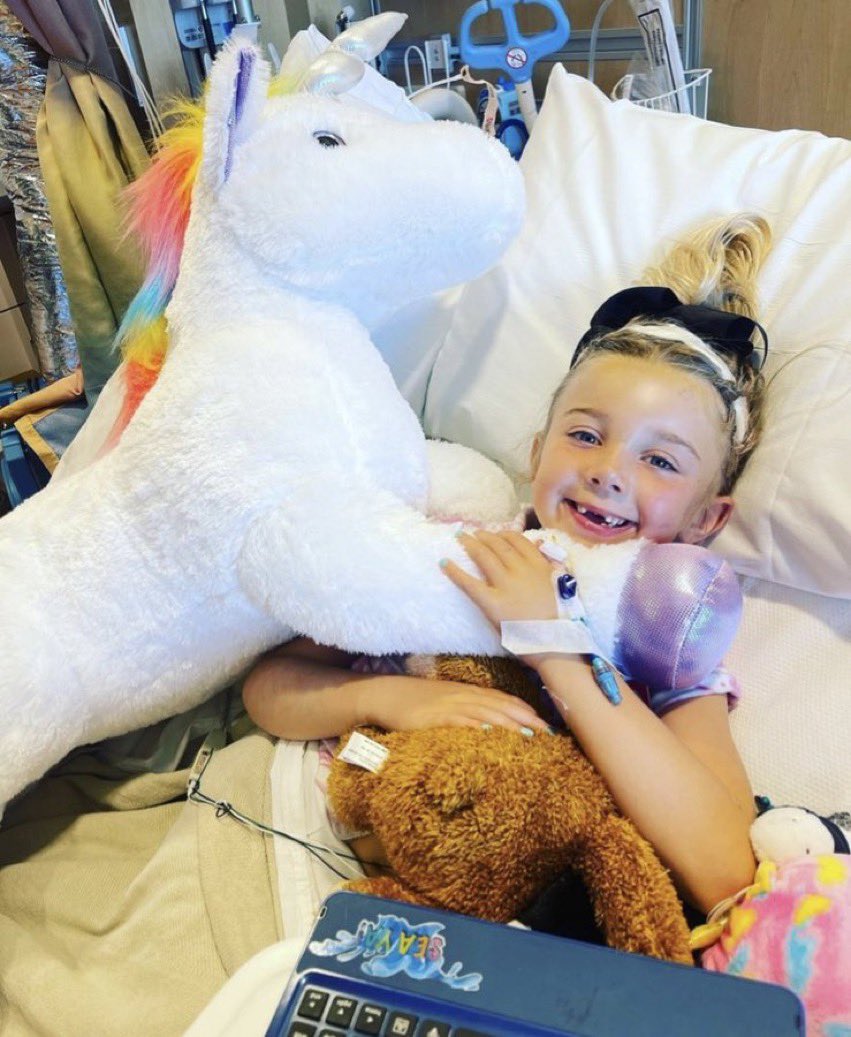MLFootball's tweet photo. Former NFL QB Alex Smith’s daughter had surgery to remove a brain tumor. Thank god the surgery was successful, are best wishes go to the entire Smith family🙏

Sloane’s a fighter like her dad! https://t.co/LD1UROJClx