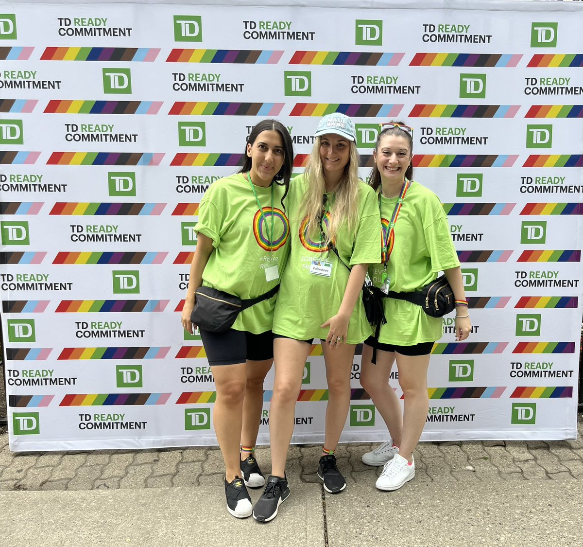 carmdelduca_td's tweet photo. Celebrating Toronto Pride with some incredible people! 🏳️‍🌈💚 #PrideCrew #ForeverProud #ForeverProgressing #TorontoPride @kaynicastro @SaraRaposoFritz @smarcantonio_td @blayreparsons https://t.co/Cw7CPzIJnB