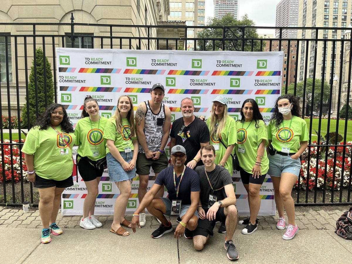 carmdelduca_td's tweet photo. Celebrating Toronto Pride with some incredible people! 🏳️‍🌈💚 #PrideCrew #ForeverProud #ForeverProgressing #TorontoPride @kaynicastro @SaraRaposoFritz @smarcantonio_td @blayreparsons https://t.co/Cw7CPzIJnB
