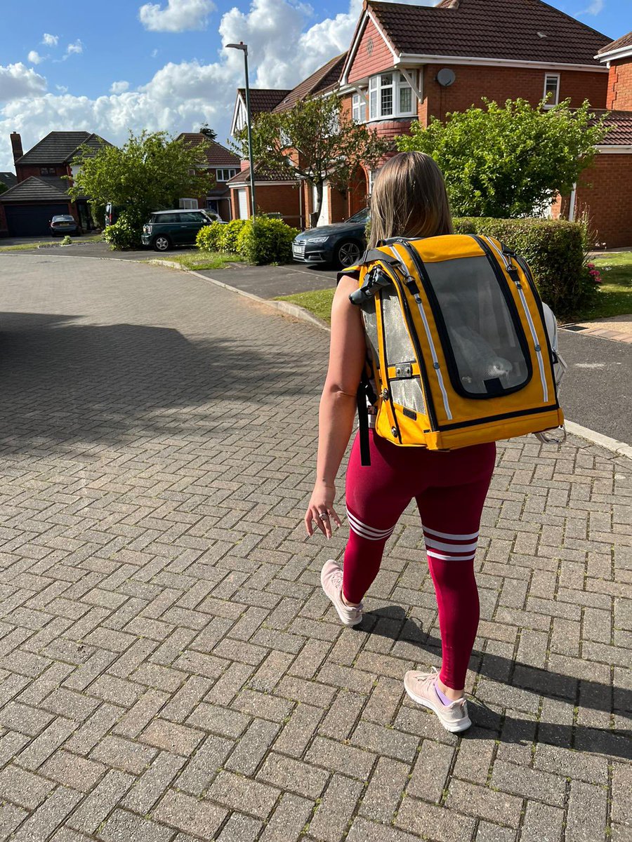 Hannah_and_Lola's tweet photo. Just a #crazybirdlady heading to the pub! 🚶🏼‍♀️🐦🍻 #pakobird #sundayvibes https://t.co/opS7g2gr8o