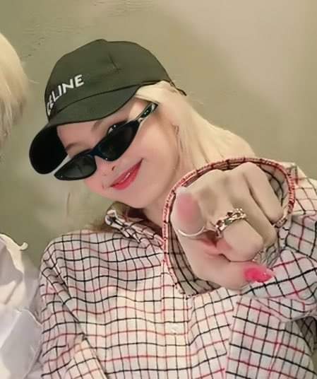 Trend tiếp đi mn ơiii
Lên 2M trc khi Lisa ra nha

 LALISA HUMAN CELINE
 #LISAatCelinePFW22 #LISAXCELINE