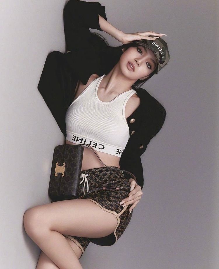 Lúc mới trend t đã nghĩ sao thức nổi. Nma kiểu cả fandom đều đông đủ ấy nên trend nó vui xĩu. Mà vui mới có động lực chứ cứ nghĩ ko được top 1 rồi bỏ đi ngủ là ko được đâu nha. Cố lên nào Lisa sắp đến rồi

LALISA HUMAN CELINE
#LISAatCelinePFW22
#LISAXCELINE