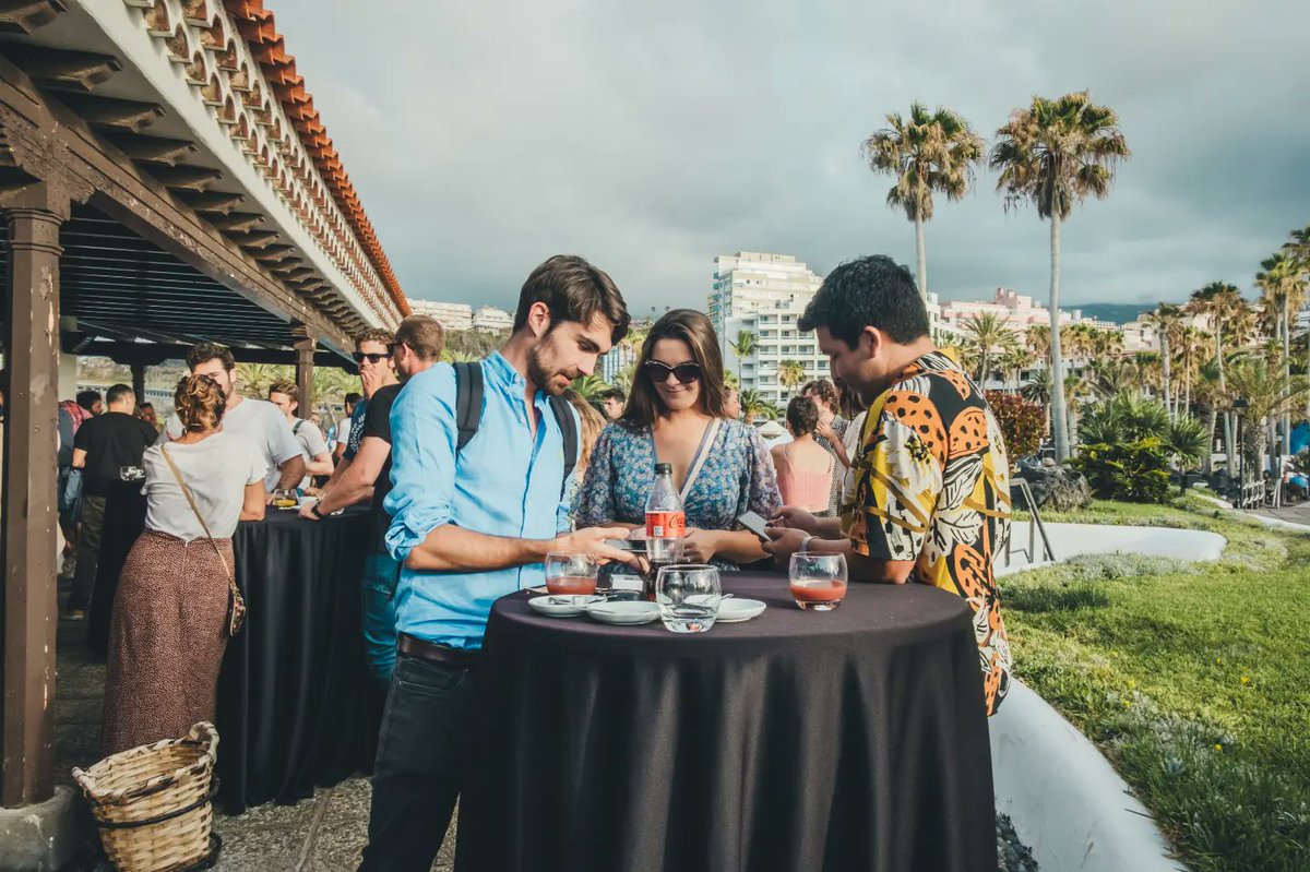 DigitalNomadF's tweet photo. MEET &amp; BUILD 🔛 La zona de networking y meet-ups de Tednomad donde hacer contactos de todo ámbito, compartir, crecer y generar vínculos, negocios y nuevas creaciones para entornos de trabajo remotos y digitales 🙌 Así lo vivimos en el Lago Martiánez. https://t.co/nM7T4sqe3N