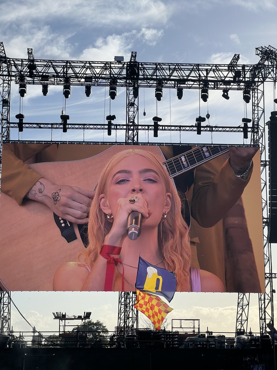 weremytown13's tweet photo. LORDE IS BLONDE THIS IS NOT A DRILL https://t.co/Fqps6B73a6