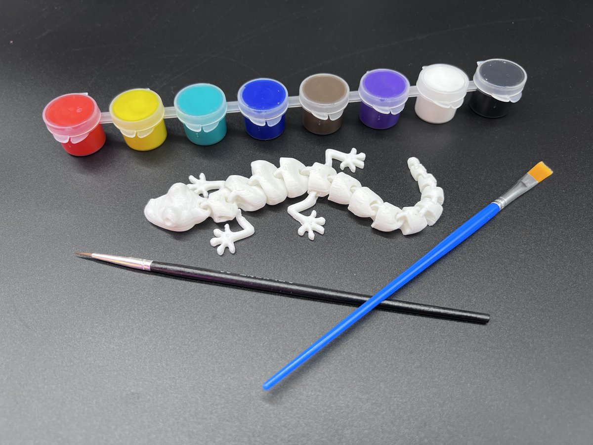 Check out the awesome job Lilia did painting 🎨 this 3D printed gecko for Pride Month! 🌈 The ARDRC had these 🦎 painting kits available at EarthX Dallas 2022 @earthxorg. 📸 @LauraDMydlarz #happypride #happypridemonth #uta #utascience #specimens #herpetology #geckos