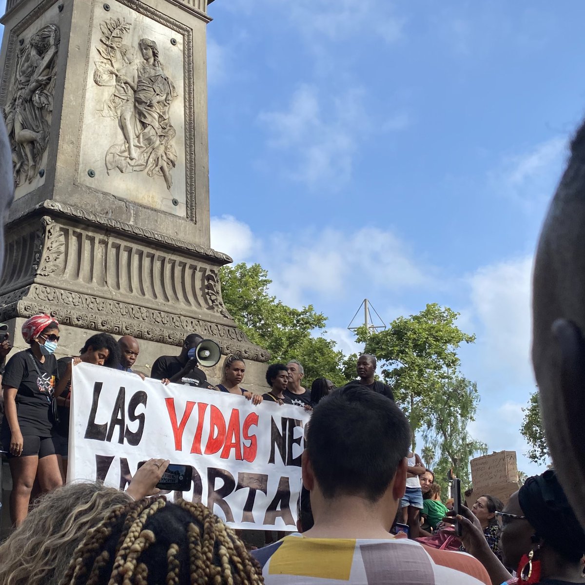 Avui a bcn, rebutgem les polítiques migratòries racistes i criminals del govern d <a href="/sanchezcastejon/">Pedro Sánchez</a> i recolzat per l’ #Europafortalesa
Exigim una investigació profunda, justicia per a les assassinades i les seves families, reparació per totes elles. #MigrarÉsunDret