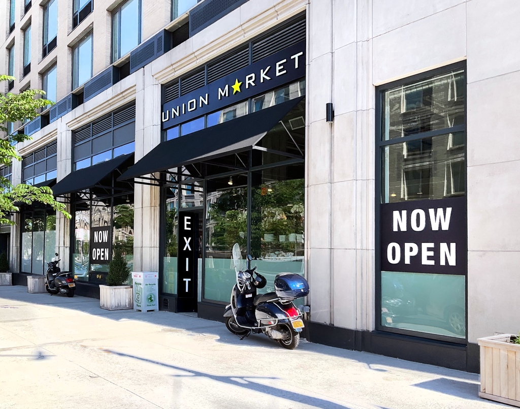 We're loving the afternoon light at our new store! Have you come by yet? We've got local, artisanal, and organic products, grab-and-go sushi, poké bowls, and a plethora of ready-to-eat soups, sandwiches, sides, and mains. Come visit us at 1535 Bedford Avenue in Brooklyn.