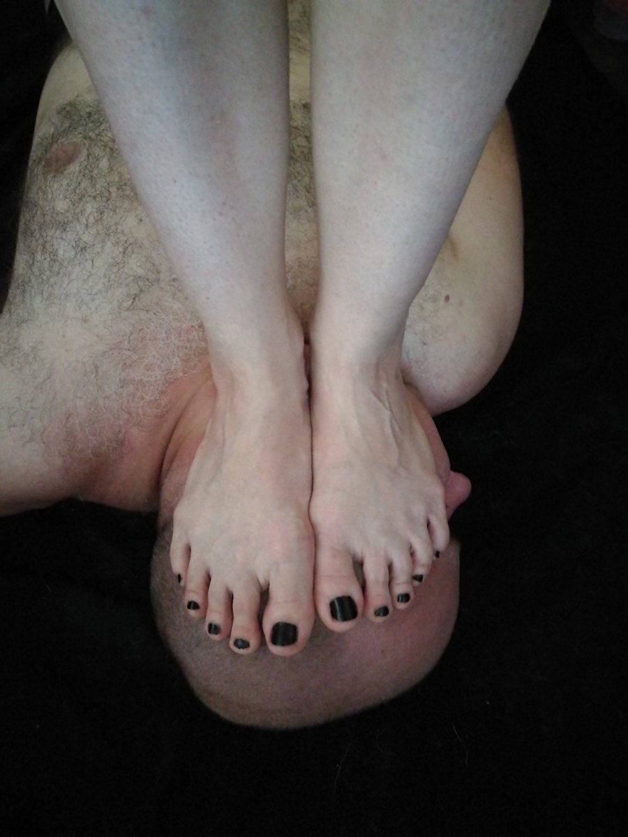 T_Wizard77's tweet photo. Lady Sarra is training my skull by standing on it at full weight. #tramplingfeet #barefeet #footfetish #softsoles https://t.co/YXFa72Yy8F
