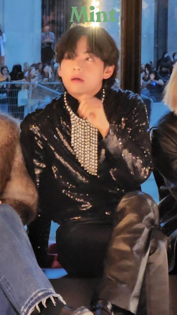 Kim_vntae's tweet photo. #TaehyungInParis https://t.co/L57YtaFh7o