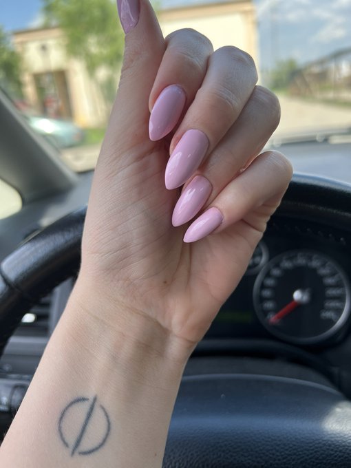 Love the new color of my #nails https://t.co/saQ2H1DUyD<a href="/tag/nails"class="tags">#nails</a>