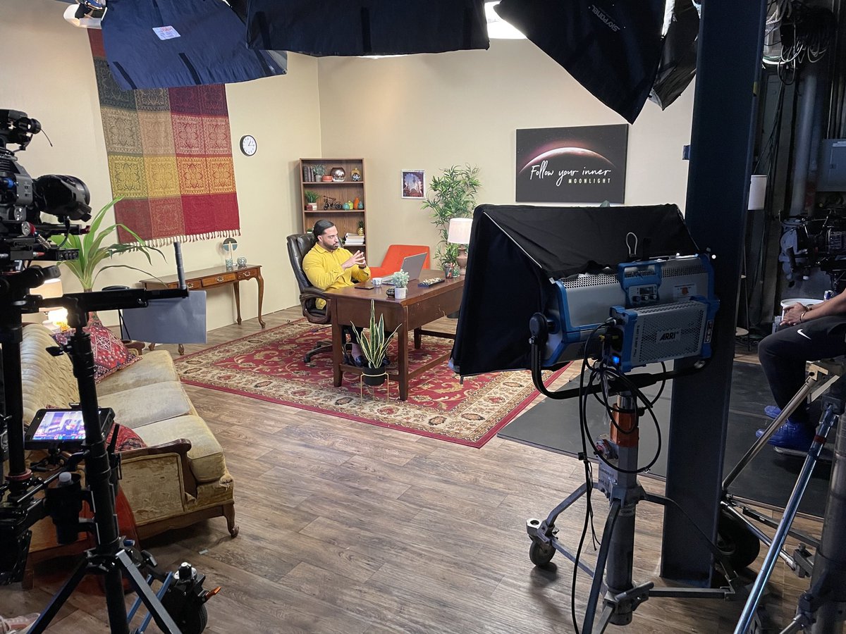 Just here patiently waiting on my magic carpet for #iloveamamasboy <a href="/TLC/">TLC Network</a> to start. 

Prepare for chaos…