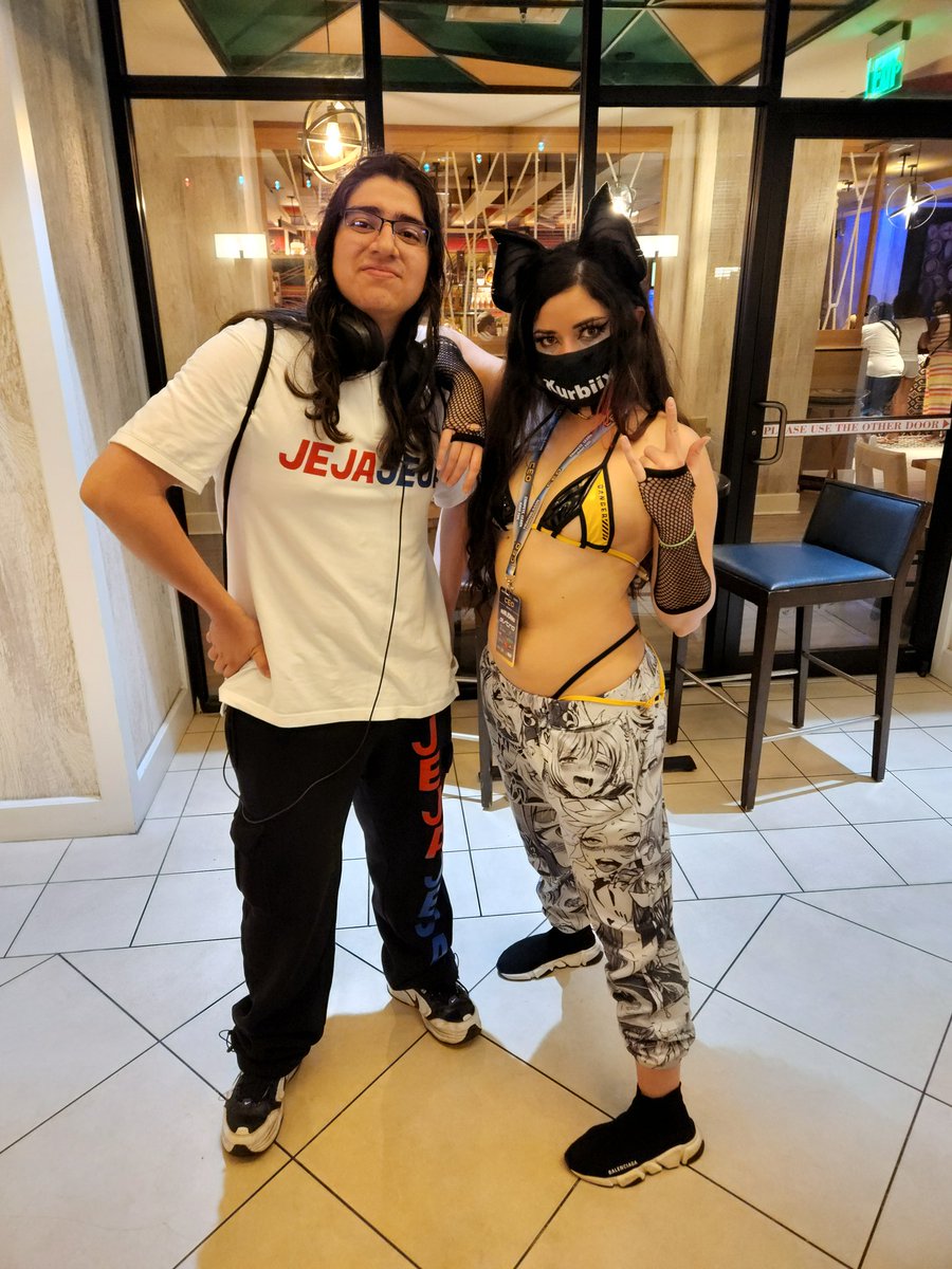 JeJaJeJa_Poyo's tweet photo. LMAOOOOO I LOOK SO DUMB BUT @Kurbiix looks cute https://t.co/UZKzyW9JIG