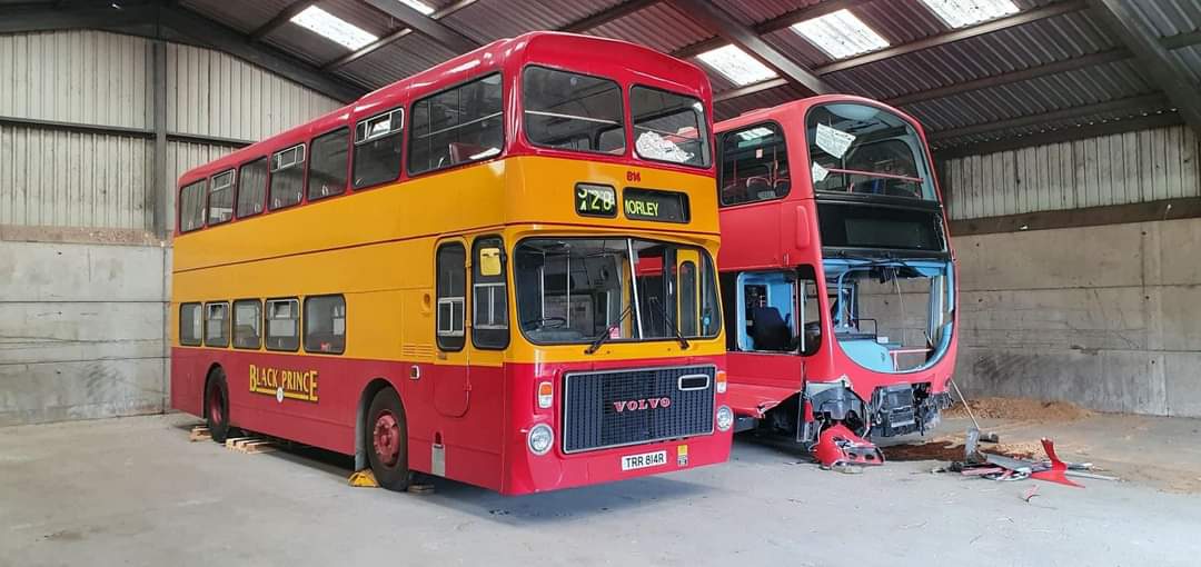 ScotBusGroup's tweet image. The 814 Black Prince (TRR814R / RTO1R) is a unique 1977 Volvo Ailsa  B55-10 Alexander low height. It has come in for temporary storage with us at Scotbus Preservation Group.

Seen here in our storage facility next to ex.Xplore Dundee 7015 which is being broken up for spare parts.
