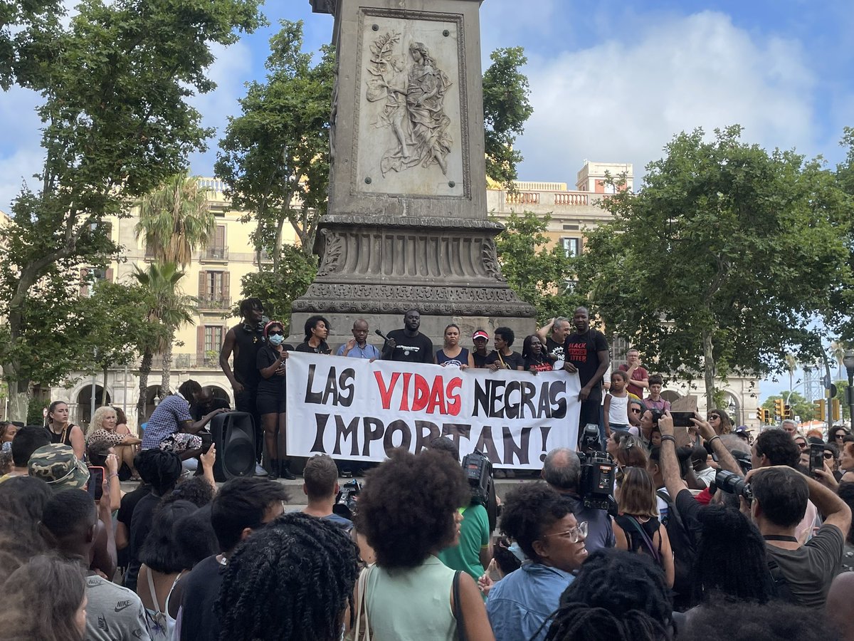 eunicepiula's tweet photo. Ens apleguem per condemnar, amb dolor i ràbia una mostra més del #RacismeInstitucional de l’Europa fortalesa. Denunciem els #AssassinatsAMelilla perquè #LesVidesNegresImporten #MigrarÉsUnDret #CapPersonaÉsIl·legal #ReparacióIJustícia https://t.co/QDcXYW8bNA
