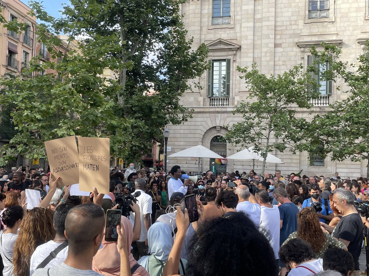 eunicepiula's tweet photo. Ens apleguem per condemnar, amb dolor i ràbia una mostra més del #RacismeInstitucional de l’Europa fortalesa. Denunciem els #AssassinatsAMelilla perquè #LesVidesNegresImporten #MigrarÉsUnDret #CapPersonaÉsIl·legal #ReparacióIJustícia https://t.co/QDcXYW8bNA
