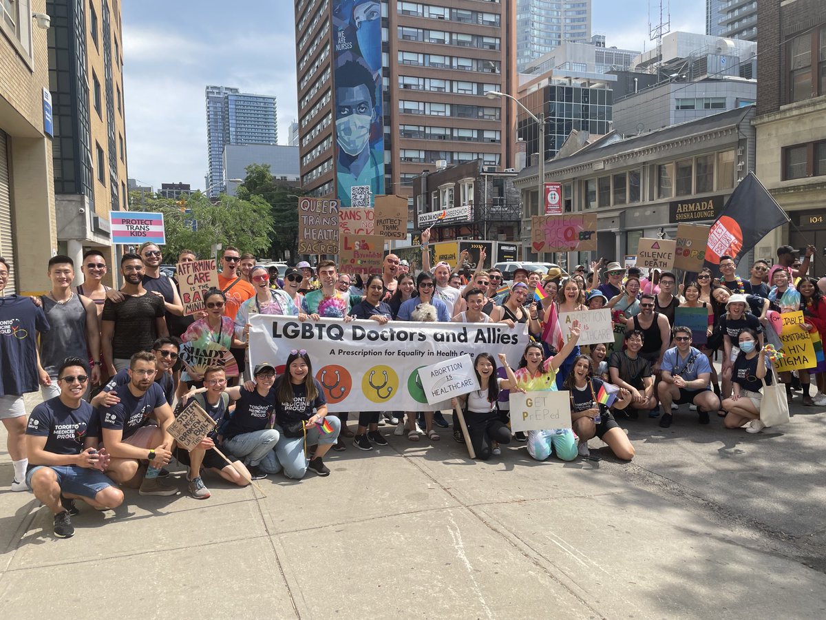 Record turnout of Ontario LGBTQ2S+ doctors and allies for today’s Pride March. Thx to all for coming (and being) out! ⁦@OntariosDoctors⁩ ⁦@uoftmedicine⁩ ⁦@UofT_DoM⁩