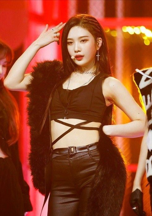 moonstar_infos's tweet photo. 220626 • first outfit 
stages: bad boy - crazy over you

                        #uvmidia 

pic 001. &amp; 002. https://t.co/03krVm7rPx
