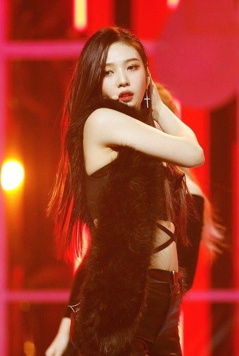 moonstar_infos's tweet photo. 220626 • first outfit 
stages: bad boy - crazy over you

                        #uvmidia 

pic 001. &amp; 002. https://t.co/03krVm7rPx