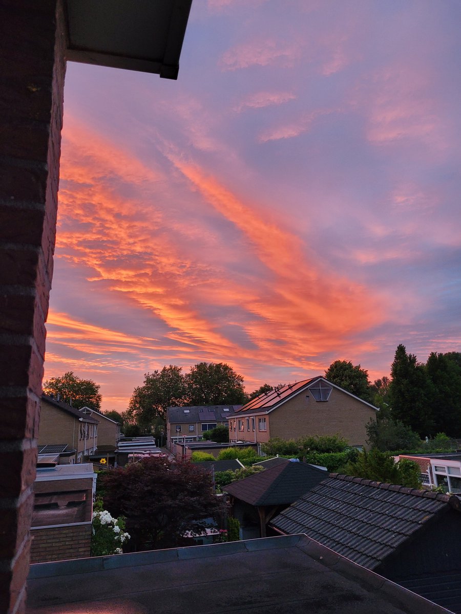 AnjaBoschie's tweet photo. @rtvnoord Supermooie zonsondergang net in #Scheemda https://t.co/U0tVVkX89t