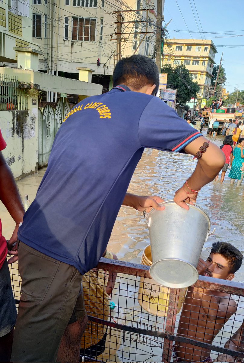 KDC21_'s tweet photo. We D-2 Assam University NCC Coy under 3 Assam Battalion NCC Unit serving drinking water and candles in the region of Silchar where it is difficult to reach.
@Katoch661973 
@aus_ncc 
@nccner 
#silcharunderwater 
#silcharflood https://t.co/G3fAQncGHJ