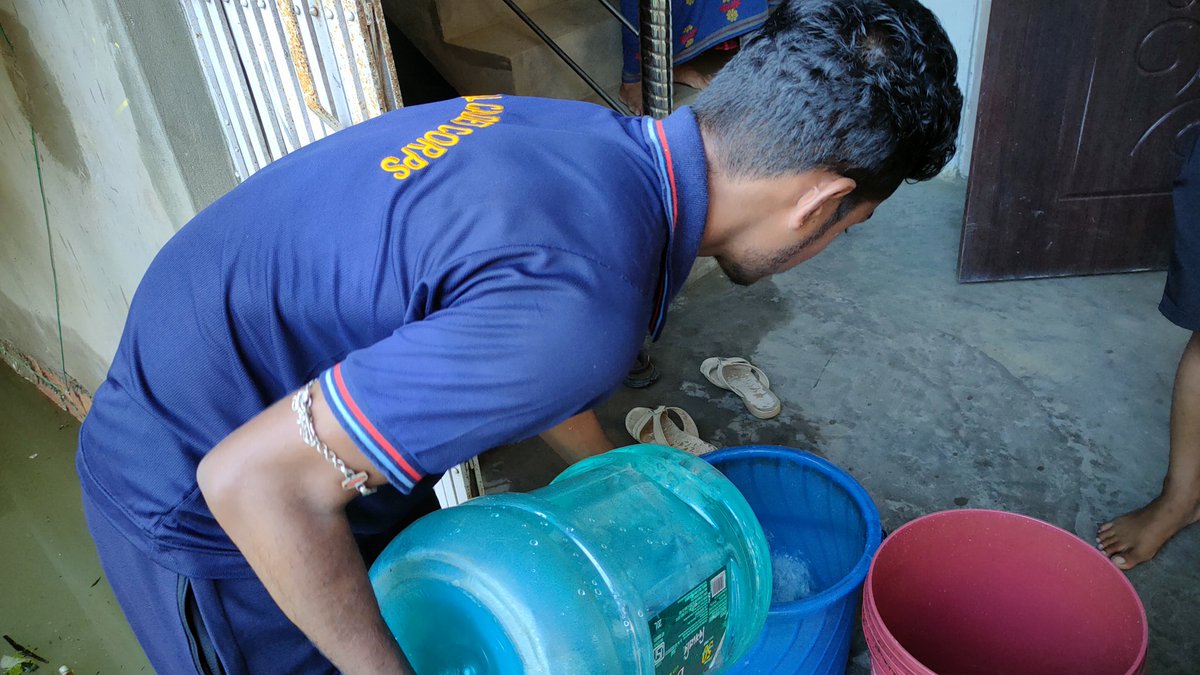 KDC21_'s tweet photo. We D-2 Assam University NCC Coy under 3 Assam Battalion NCC Unit serving drinking water and candles in the region of Silchar where it is difficult to reach.
@Katoch661973 
@aus_ncc 
@nccner 
#silcharunderwater 
#silcharflood https://t.co/G3fAQncGHJ