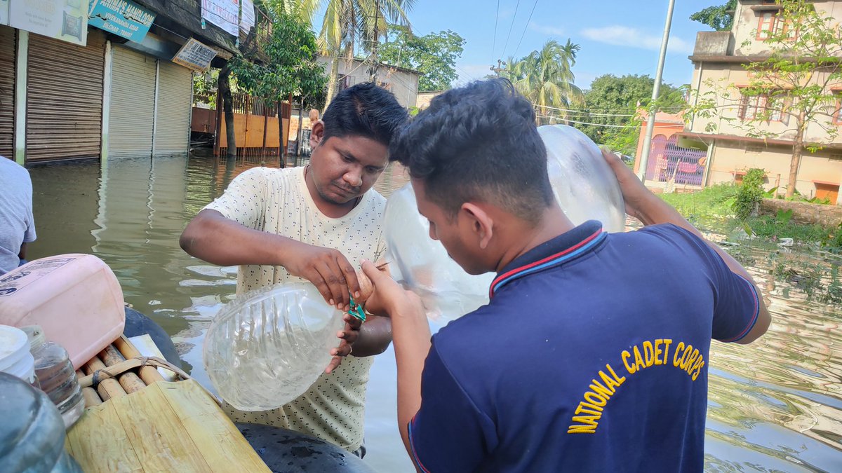 KDC21_'s tweet photo. We D-2 Assam University NCC Coy under 3 Assam Battalion NCC Unit serving drinking water and candles in the region of Silchar where it is difficult to reach.
@Katoch661973 
@aus_ncc 
@nccner 
#silcharunderwater 
#silcharflood https://t.co/G3fAQncGHJ