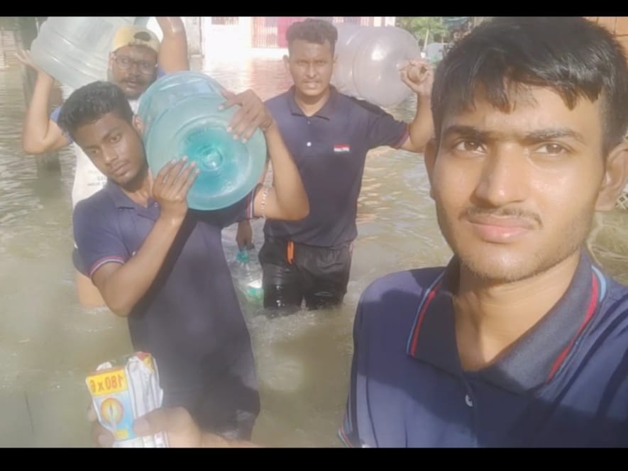 DebanjanSeal2's tweet photo. Cadets of (D-2 Assam University Company) providing   drinking water, candles,to people affected in Silchar flood.
#NationFirst #Unityispower
@Katoch661973 @prodefgau 
@nccner @proshillong 
@aus_ncc https://t.co/pudTwxrF74