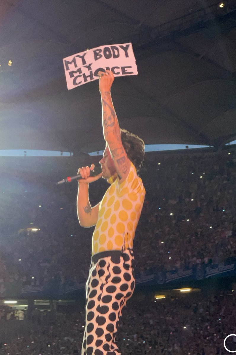 hsdaily's tweet photo. Harry with the “my body, my choice” poster at #LoveOnTourHamburg (via @zefffirelio) https://t.co/P0oynN1x3n