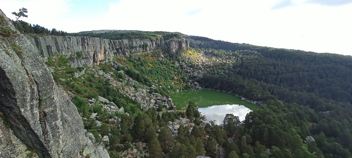 AFImprobable's tweet photo. Dormir a los pies de la #LagunaNegra, ascender a primera hora disfrutando solos de todos los circos glaciares de Urbión y llegar a la cima siendo recompensados con un mar de nubes en el #SistemaIberico.

Pocas cosas puedes recargarme psicológicamente como un fin de semana así. https://t.co/hB1DALOj1b