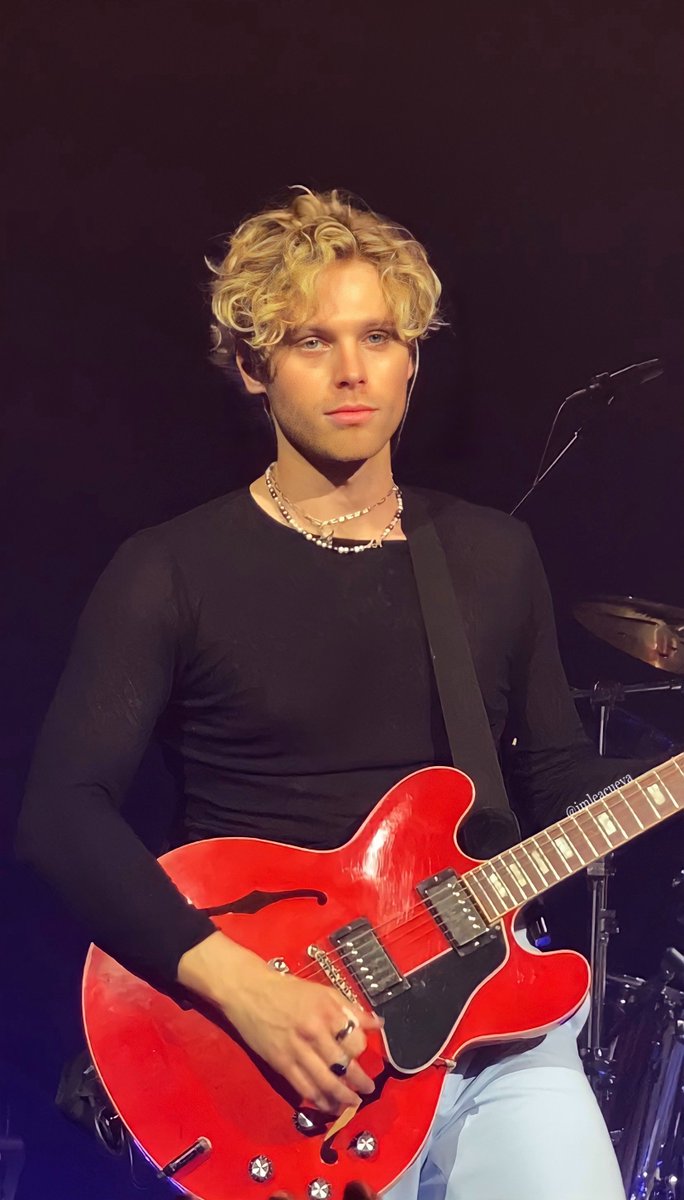 iwabltonvinyl's tweet photo. luke hemmings with his red guitar: all i have to say.  #TakeMyHandLA2 #TakeMyHandWorldTour #lukehemoglobin #lukehemmings https://t.co/A8LIZ3aiW1
