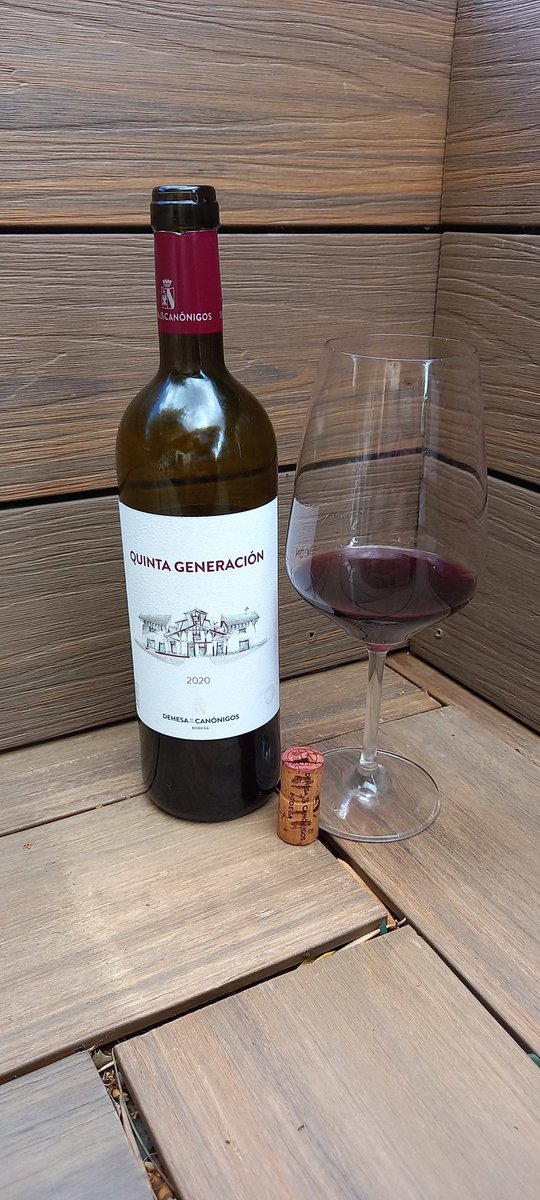 mimundodelvino's tweet photo. A las buenísimas noches #winelovers A la @DORibera con el joven de @dehesacanonigos Quinta Generación 2020 #tempranillo
En nariz fruta roja, notas especiadas, toques de refaliz, en boca es fresco, afrutado, buen cuerpo, final largo. Invita a beber🍷😋
#mimundodelvino #mmdv https://t.co/4JGCAKS7PQ
