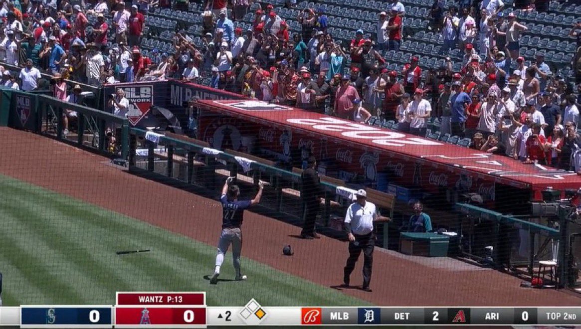 PardonMyTake's tweet photo. Jesse Winker flipping off the crowd https://t.co/tnIl99SI2u