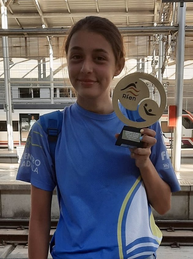 cnboadilla's tweet photo. #WP #CEIFC22
Carla Mengual se trae de #Málaga el premio a #mejorportera del Camp España Infantil Femenino por Clubes @RFEN_Oficial
🤽♀️🇪🇸
Merecido reconocimiento a su actuación individual y al #trabajazo de todo el #equipo en #defensa 👏👏
#vaminichiquis
#orgullosisimos
#grantorneo https://t.co/0UP3zMUmFs