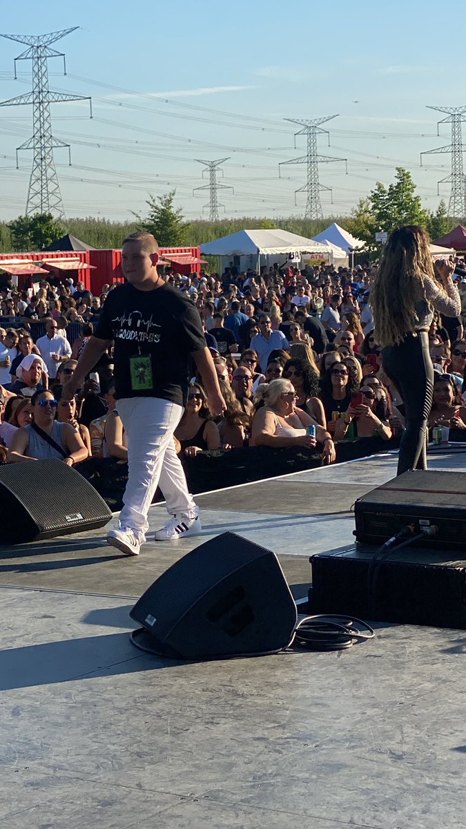 DVibes09's tweet photo. This is how you kill it on stage in Toronto Canada! Special guest Dj For Zoe https://t.co/H9CQPEVQgl