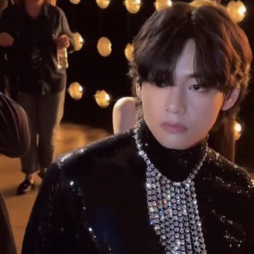 daisyjeongguk's tweet photo. KIM TAEHYUNG HARBİ FIRST CLASS https://t.co/f45baQfuka