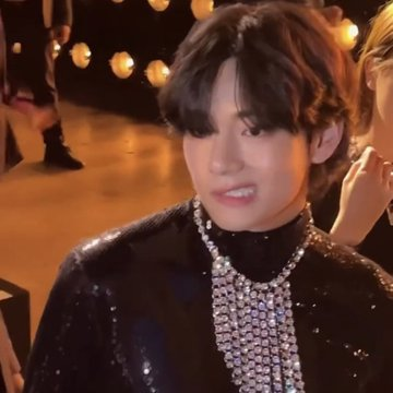 daisyjeongguk's tweet photo. KIM TAEHYUNG HARBİ FIRST CLASS https://t.co/f45baQfuka