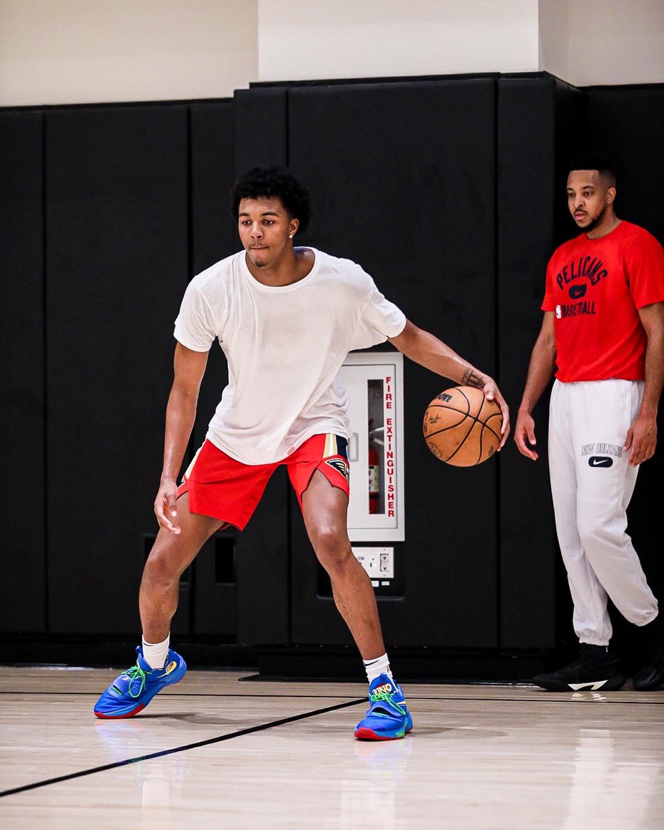 CJMcCollum's tweet photo. Skyโs the limit young @treymurphy . Keep working on your bag ! Big season ahead. https://t.co/GWOxFuMdZp