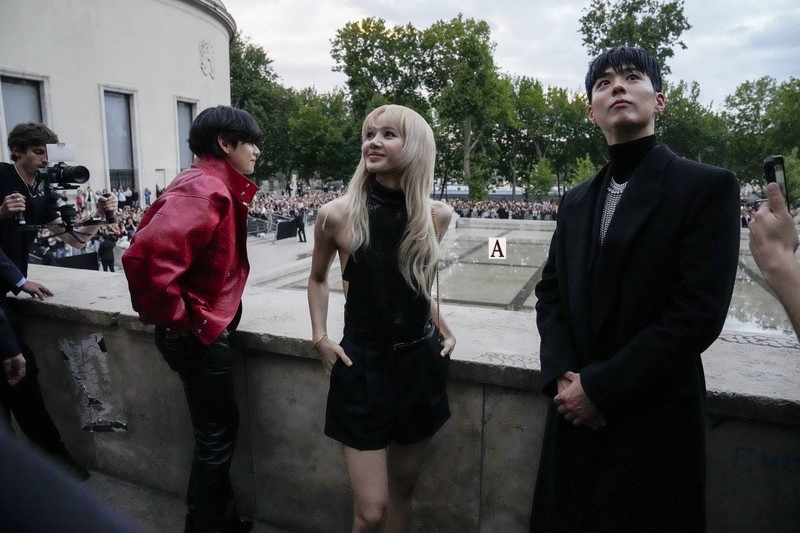 Zoinpotts's tweet photo. Celine men Spring Summer 2023 collection presented in Paris #V #Bogum #LISA https://t.co/KBs3C9xX0W