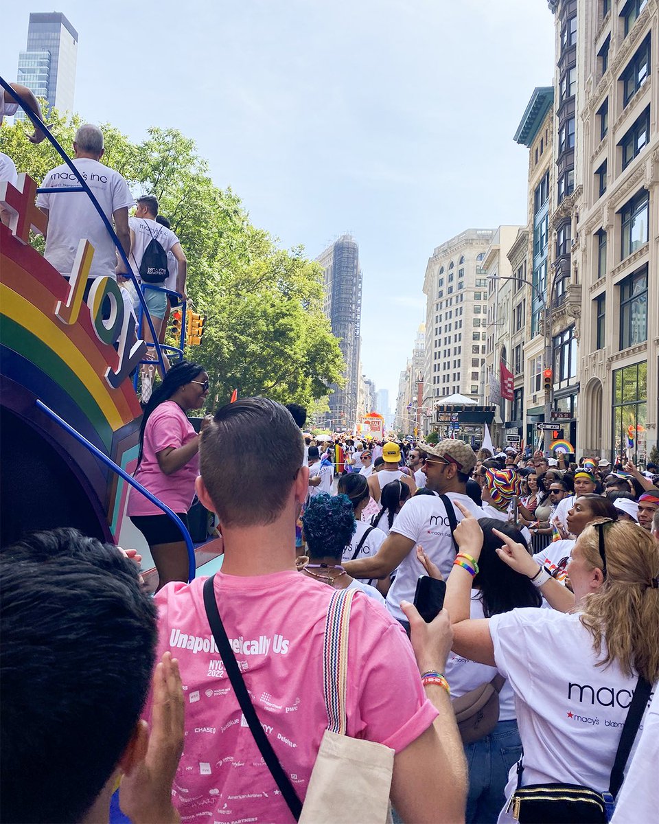 Macys's tweet photo. Scenes from the 2022 @nycpride March 🏳️🌈 The first March was held in 1970 & continues to be an occasion to honor the diverse LGBTQ+ community. At Macy’s, we celebrate love, acceptance, individuality & inclusion not just during #PrideMonth but always. #MacysPride https://t.co/fSYK84lFTB