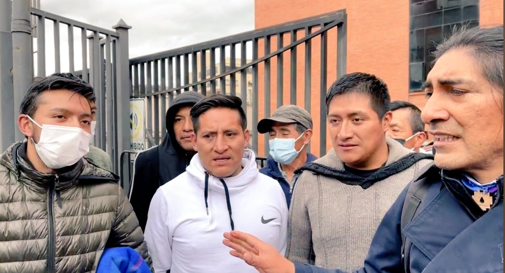 #ParoNacionalEc2022 Quedan en libertad los 8 detenidos de #Tarqui. "La detención fue arbitraria e inconstitucional. Se les acusa del delito de ataque y resistencia. El proceso continúa, pero recuperan la libertad", afirma el abogado <a href="/yakuperezg/">Yaku Pérez Guartambel</a>