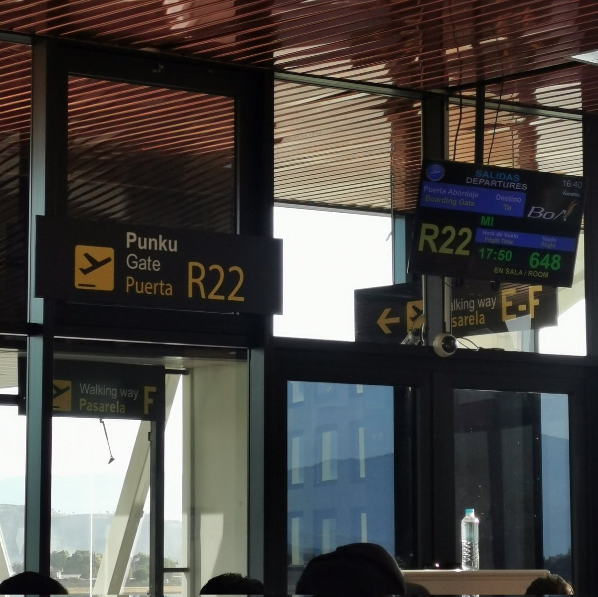 palitoarze's tweet photo. cuando no @BoABolivia demorando sus vuelos, inventado excusas en cada comunicado y para no tener que generar compensación a los pasajeros, en pantalla ajustan la hora de salida a solo 1 hora y 55 minutos de retraso (vuelo estaba programado para las 15:55) #boanuncamas 

Pero https://t.co/olOK84oNAo