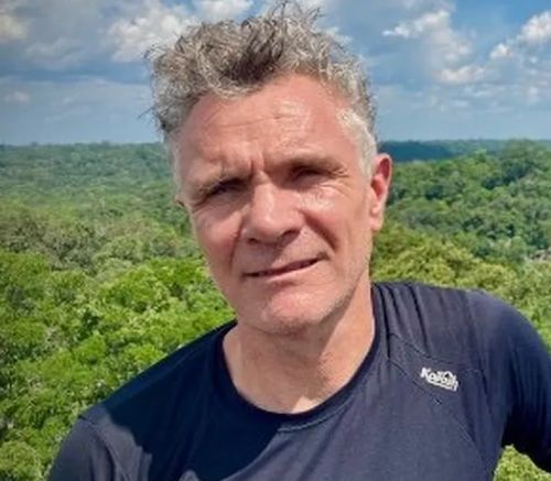 msantoro1978's tweet photo. Hoje foi o funeral de Dom Phillips e fui ao cemitério para me despedir do meu amigo. A cerimônia foi muito bonita e emocionante, com depoimentos de várias pessoas que o conheceram e celebraram tantas coisas boas que admirávamos nele. https://t.co/VoolqKBcta