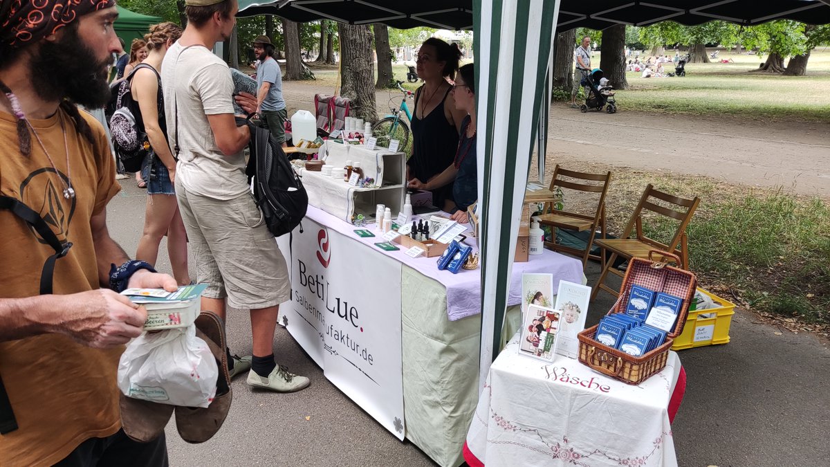 Steffenster's tweet photo. @P4F_Leipzig @LpzfuersKlima @Sachsen_Klima Beti Lue. Salbenmanufaktur (https://t.co/kjzkYAmVDw), Scientists for Future Leipzig @S4F_Leipzig (https://t.co/TVREd41HFc), Health for Future @H4F_Leipzig #Hitzeforum (https://t.co/8ESxwF6lWJ), Rad3 @rad3de (https://t.co/NxPiCR88Yz)

#Ökofete https://t.co/u33KHhcCvz