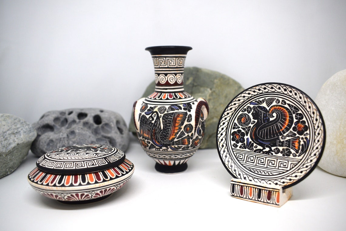 AcropolisGall's tweet photo. 🏛Set of 3 Corinthian period vases just added in shop 
🔗 Shop on https://t.co/Tr7Ik17Lpt…👈
✨Greek pottery style that flourished at Corinth during the Oriental period (c. 725–c. 600 bce). 
#GreekVase #GreekMythology #AncientGreece https://t.co/pLlFUFyazC