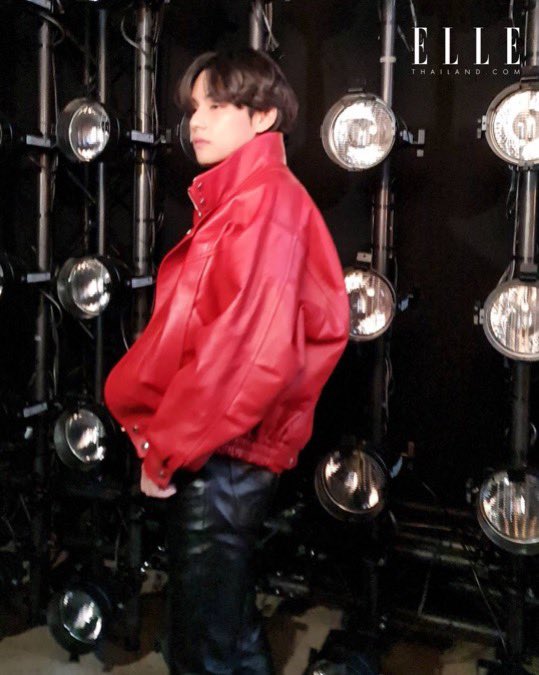 BTS V News / ʟᴀʏᴏ(ꪜ)ᴇʀ on X: Dispatch_style posted these photos of  Taehyung from the CELINE Paris fashion show. If you hadn't already, please  give the post a like and leave some