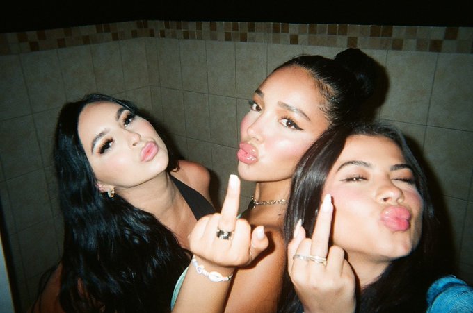 A vintage summer for the girls 🎞👼🏻 https://t.co/7MekPz63DV