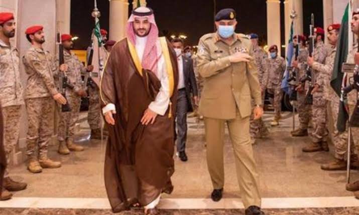 AlBurooj786's tweet photo. ✨ 🇸🇦 Saudi 👑 Crown Prince Mohammed bin Salman, implementing 👑 King Salman's order decorated 🇵🇰 General Qamar Javed Bajwa with the King Abdulaziz Medal of Excellent Class 💯
#CongratulationsBajwa
#BajwaWillStay #ArmyOurPride https://t.co/8NGu1A1jgr