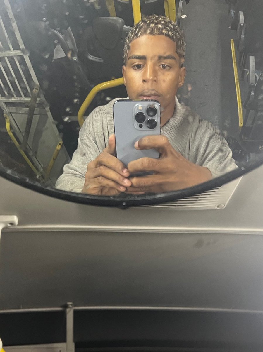 C4mpxs's tweet photo. Fui furtado ontem indo para a feira de sao cristovao, e esse aqui é o bonitinho que me furtou, além de tudo é burro que tirou foto e chegou tudo no meu icloud, vamos deixar ele famoso? https://t.co/ltQwrXEHJc